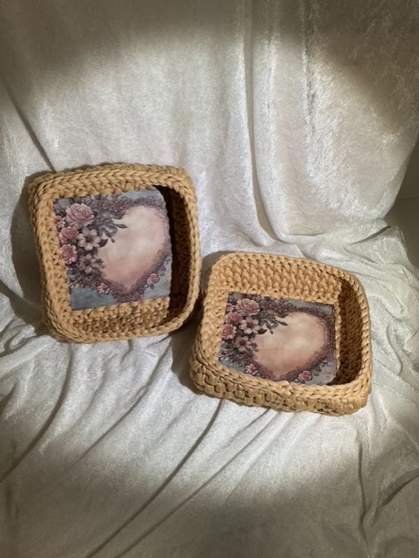 Beige firkantet kurv.