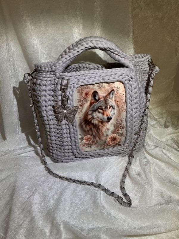 Grå veske med ulvemotiv